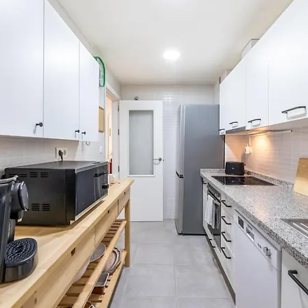 Coastal Escape & Sea Views By Hostlovers Apartamento